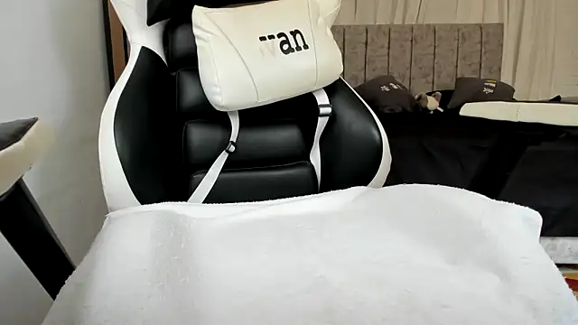 Snapshot of Valerioe chatting on 09-18-25, 01:46 Valerioe online show from 09-18-25, 01:46