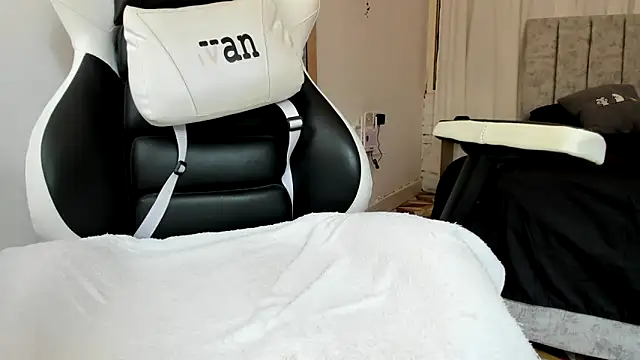 Snapshot of Valerioe chatting on 09-22-25, 01:46 Valerioe online show from 09-22-25, 01:46