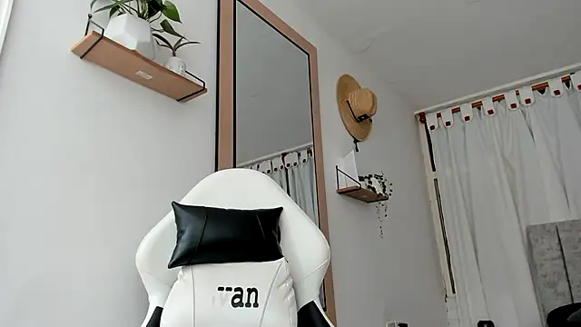 Snapshot of Valerioe chatting on 09-28-25, 02:22 Valerioe online show from 09-28-25, 02:22