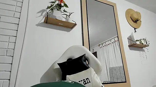 Snapshot of Valerioe chatting on 10-02-25, 09:38 Valerioe online show from 10-02-25, 09:38