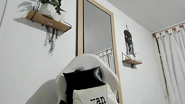 Snapshot of Valerioe chatting on 10-09-25, 08:23 Valerioe online show from 10-09-25, 08:23