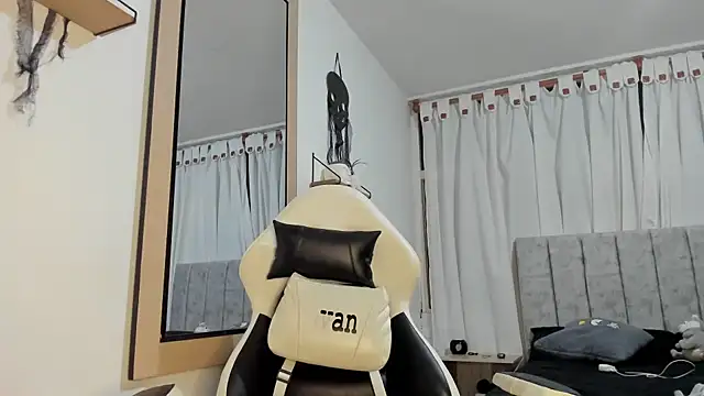 Snapshot of Valerioe chatting on 10-11-25, 12:21 Valerioe online show from 10-11-25, 12:21