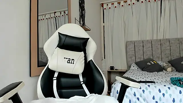 Snapshot of Valerioe chatting on 10-22-25, 01:55 Valerioe online show from 10-22-25, 01:55