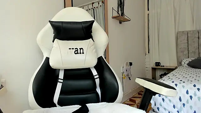 Snapshot of Valerioe chatting on 10-24-25, 02:13 Valerioe online show from 10-24-25, 02:13