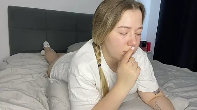 Embersweetbunny online show from 02-06-25, 01:21