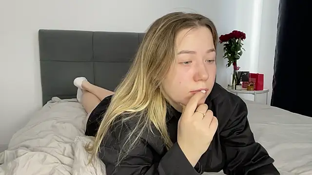 Embersweetbunny online show from 02-12-25, 11:07