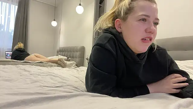 Embersweetbunny online show from 10-03-25, 04:42