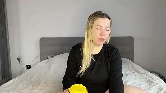 Embersweetbunny online show from 12-21-25, 08:10