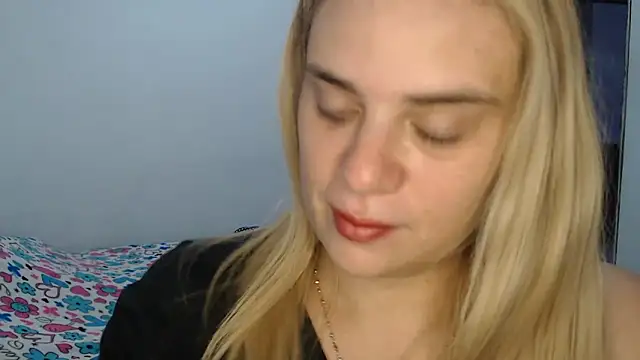 Snapshot of Elza_Blonde chatting on 02-13-25, 02:20 Elza Blonde online show from 02-13-25, 02:20