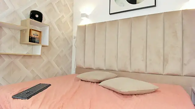 Anniie Queen online show from 12-19-25, 03:46