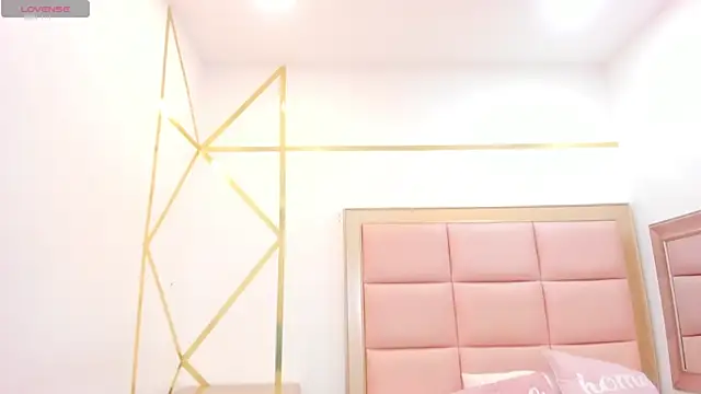 Snapshot of Mady-Edwards chatting on 12-25-24, 05:47 Mady-Edwards online show from 12-25-24, 05:47