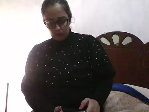 Snapshot of Samanthat33 chatting on 01-05-25, 02:17 Samanthat33 online show from 01-05-25, 02:17