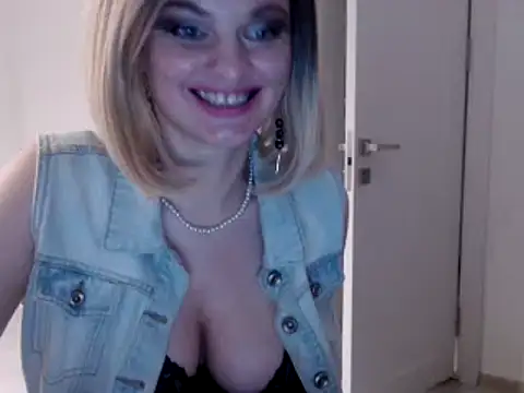 Snapshot of YourSweetJam chatting on 01-24-25, 03:13 YourSweetJam online show from 01-24-25, 03:13