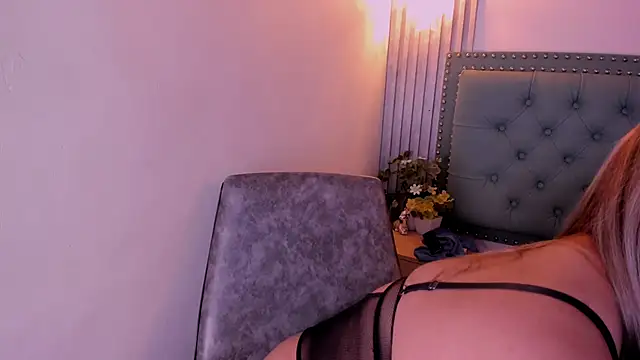 Snapshot of Celeste_Mcs_ chatting on 11-11-25, 04:01 Celeste Mcs online show from 11-11-25, 04:01