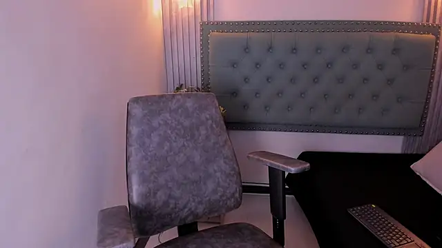 Snapshot of Celeste_Mcs_ chatting on 11-12-25, 03:51 Celeste Mcs online show from 11-12-25, 03:51