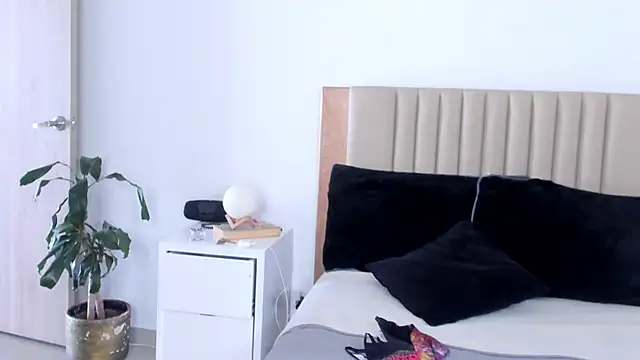 Snapshot of AnaHenao chatting on 10-15-25, 05:24 AnaHenao online show from 10-15-25, 05:24