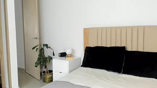 Snapshot of AnaHenao chatting on 10-28-25, 09:28 AnaHenao online show from 10-28-25, 09:28