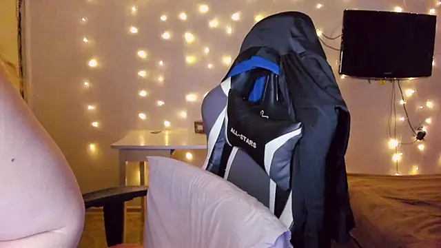 Snapshot of Milafoxxxy chatting on 02-14-25, 01:29 Milafoxxxy online show from 02-14-25, 01:29