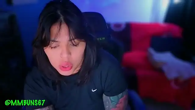 Snapshot of miacanela_xo chatting on 11-19-25, 12:32 miacanela xo online show from 11-19-25, 12:32