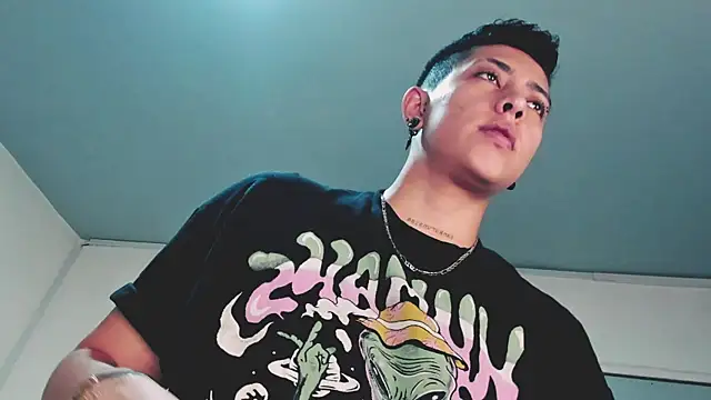 Snapshot of Aleja1214 chatting on 02-23-25, 05:18 Aleja1214 online show from 02-23-25, 05:18