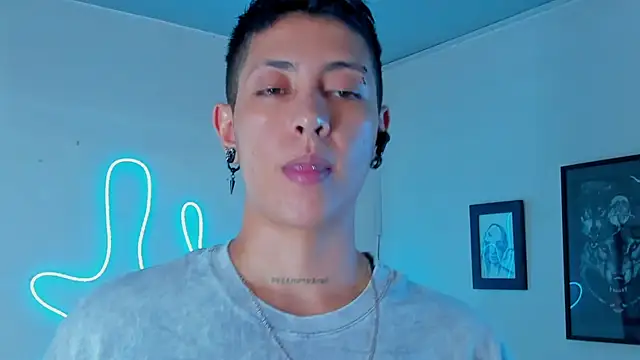 Snapshot of Aleja1214 chatting on 09-15-25, 01:05 Aleja1214 online show from 09-15-25, 01:05