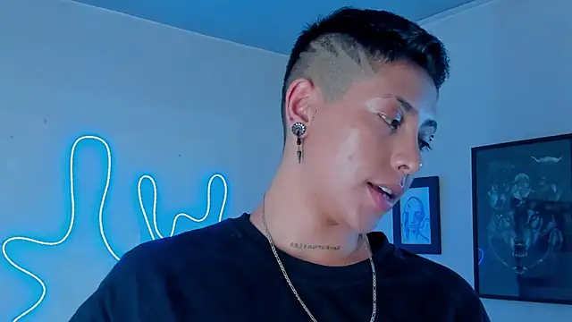 Snapshot of Aleja1214 chatting on 09-22-25, 01:40 Aleja1214 online show from 09-22-25, 01:40