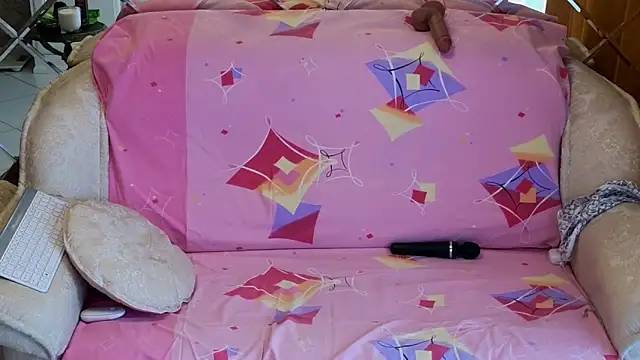 Snapshot of BEST-1 chatting on 10-24-25, 01:57 BEST-1 online show from 10-24-25, 01:57