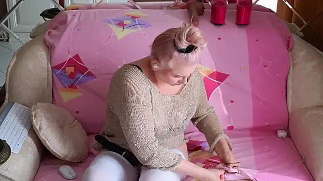 Snapshot of BEST-1 chatting on 10-27-25, 03:10 BEST-1 online show from 10-27-25, 03:10