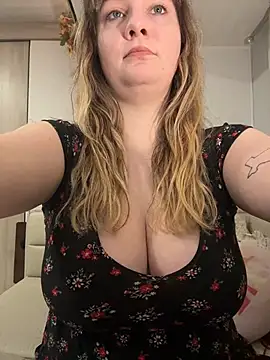 Snapshot of emerieskye20 chatting on 02-06-26, 06:44 emerieskye20 online show from 02-06-26, 06:44