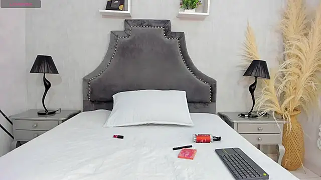 LaurenSnow online show from 12-18-25, 03:07