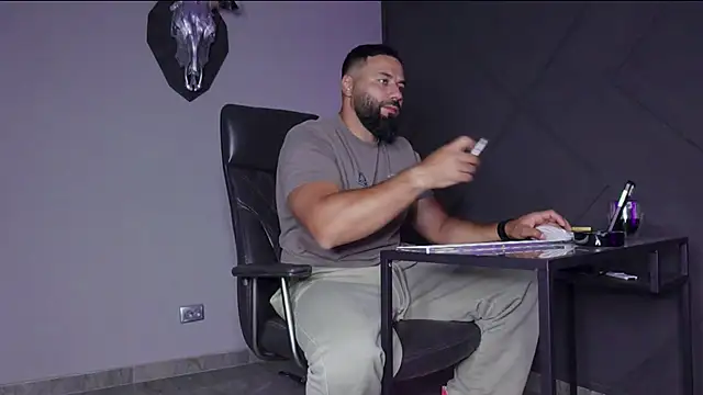 Snapshot of mattmasterss chatting on 09-25-25, 09:18 mattmasterss online show from 09-25-25, 09:18