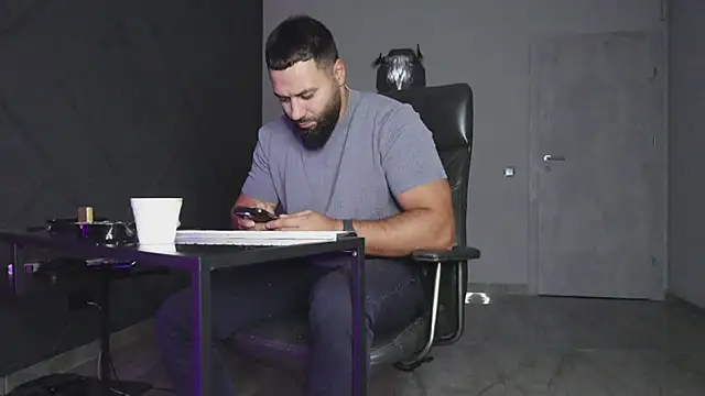 Snapshot of mattmasterss chatting on 10-05-25, 08:07 mattmasterss online show from 10-05-25, 08:07