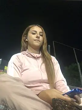 Snapshot of Valeriasaenzz_ chatting on 03-18-25, 01:32 Valeriasaenzz online show from 03-18-25, 01:32