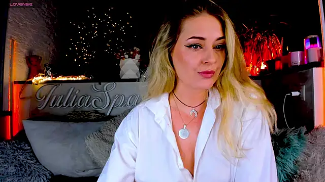 Snapshot of _JuliaSpace_ chatting on 03-11-25, 05:13 JuliaSpace online show from 03-11-25, 05:13