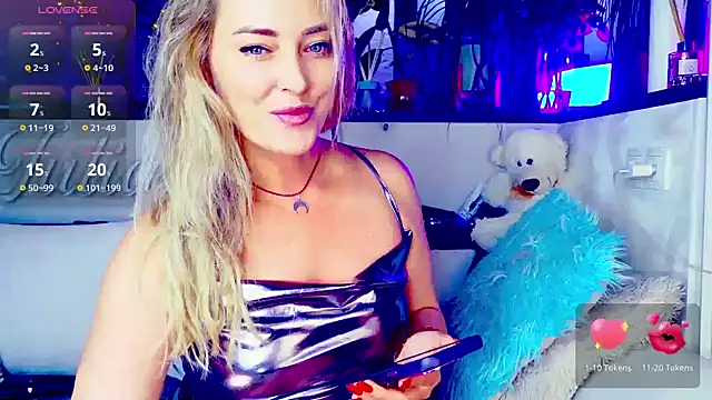 Snapshot of _JuliaSpace_ chatting on 10-22-25, 04:18 JuliaSpace online show from 10-22-25, 04:18