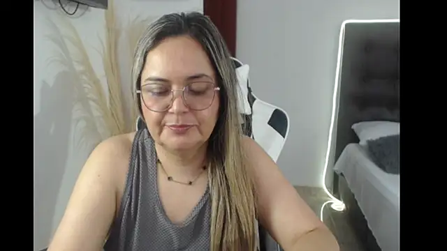 Snapshot of samy_vsn chatting on 10-02-25, 03:52 samy vsn online show from 10-02-25, 03:52