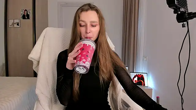 CharlotteWells online show from 11-16-25, 10:54