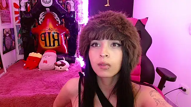 Kind Scarlett online show from 10-24-25, 01:24