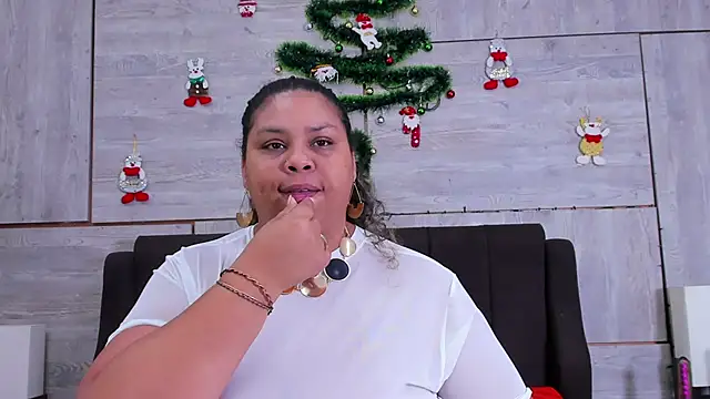 Snapshot of Lynn_Jones chatting on 12-21-24, 05:25 Lynn Jones online show from 12-21-24, 05:25