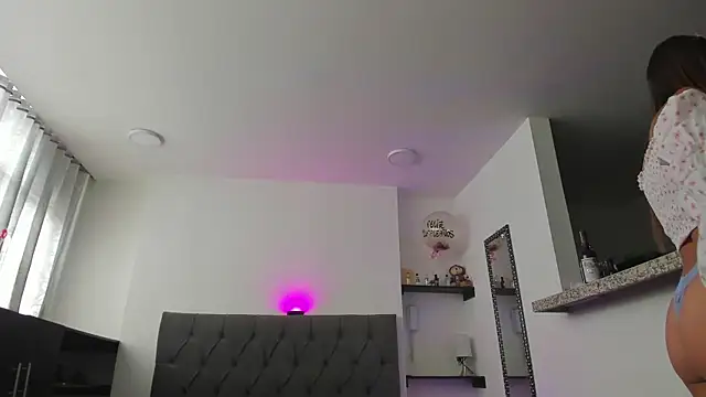 Snapshot of Adhhaaraaa_ chatting on 12-20-24, 04:04 Adhhaaraaa  online show from 12-20-24, 04:04