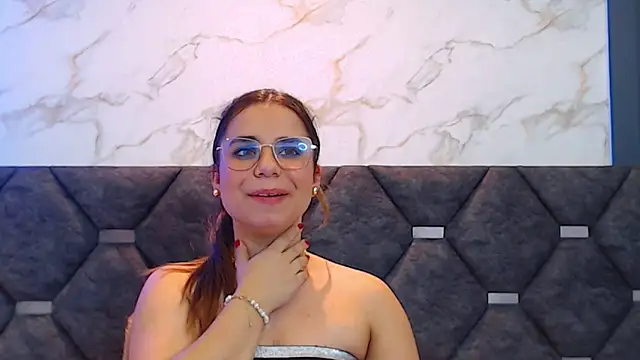 Snapshot of ThaniaJones chatting on 03-12-25, 06:22 ThaniaJones online show from 03-12-25, 06:22