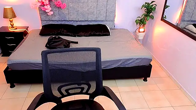 Lana stone  online show from 10-04-25, 03:37