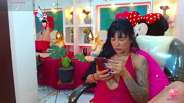 Snapshot of lorenapinto chatting on 10-27-25, 01:09 lorenapinto online show from 10-27-25, 01:09