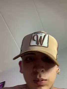 Snapshot of _Tomy08calderon chatting on 02-16-25, 02:31  Tomy08calderon online show from 02-16-25, 02:31