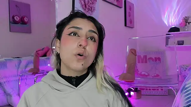 Snapshot of MaveParks_ chatting on 12-01-25, 11:37 MaveParks online show from 12-01-25, 11:37