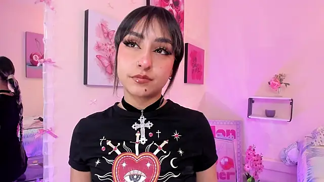 Snapshot of MaveParks_ chatting on 12-04-25, 12:03 MaveParks online show from 12-04-25, 12:03