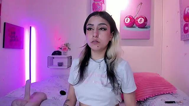 Snapshot of MaveParks_ chatting on 12-15-25, 11:47 MaveParks online show from 12-15-25, 11:47