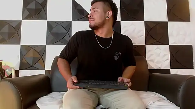 BrianMalonee online show from 02-08-25, 01:44