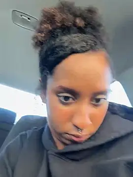 Snapshot of Your_Paris chatting on 03-10-25, 08:56 Your Paris online show from 03-10-25, 08:56