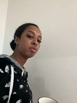 Snapshot of Your_Paris chatting on 10-27-25, 02:43 Your Paris online show from 10-27-25, 02:43